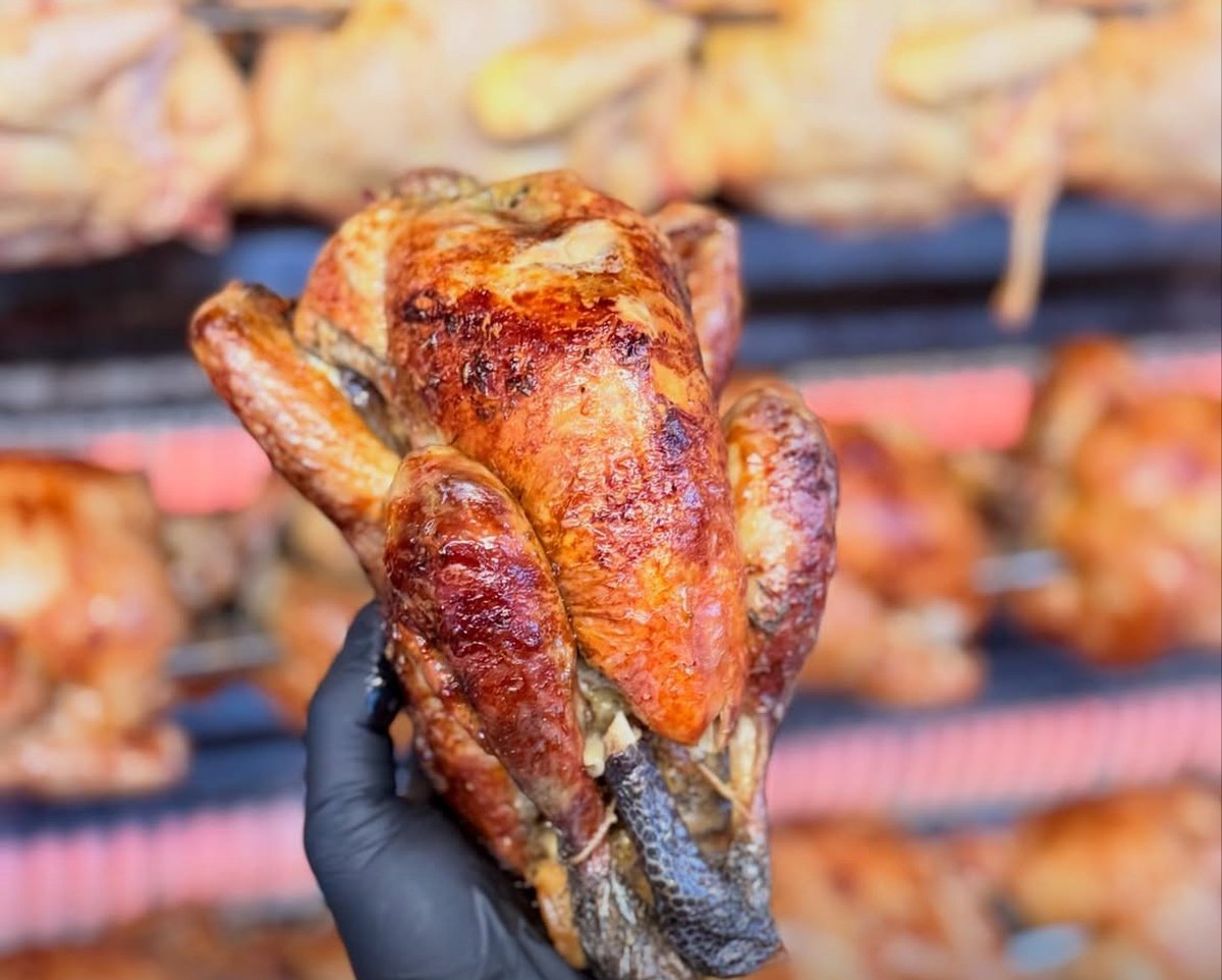 Poulet fermier rôti à la broche sur un marché de Provence